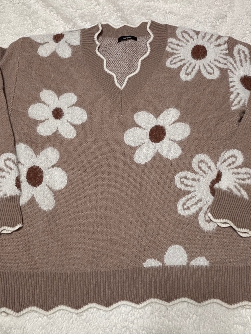 Floral V-Neck Sweater in Taupe and White Size M.